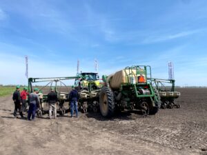 Демонстрація трактора CLAAS AXION 930 з сівалкою Great Plains YP 1625