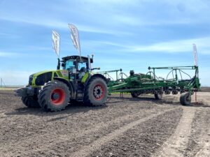 Демонстрація трактора CLAAS AXION 930 з сівалкою Great Plains YP 1625