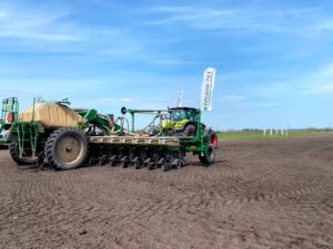 Демонстрація трактора CLAAS AXION 930 з сівалкою Great Plains YP 1625