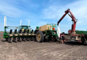 Демонстрація трактора CLAAS AXION 930 з сівалкою Great Plains YP 1625